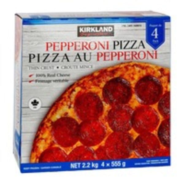 A box of Kirkland Signature Pepperoni Thin Crust Pizza au pepperoni.